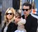 Rock et stylés, mais attentionés surtout, Sienna Miller et son fiancé Tom Sturridge sont de sortie à New York avec leur petite Marlowe, trois mois. Le 13 octobre 2012.