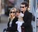 Sienna Miller, son fiancé Tom Sturridge et sa fille de trois mois Marlowe : sortie en famille à New York. Le 13 octobre 2012.