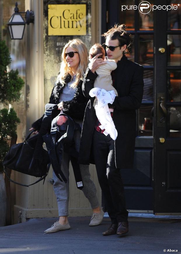 Sortie en famille pour Sienna Miller accompagnée de son finacé Tom Sturridge, qui porte leur fille de trois mois Marlowe dans les bras. Le 13 octobre 2012.