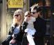 Sortie en famille pour Sienna Miller accompagnée de son finacé Tom Sturridge, qui porte leur fille de trois mois Marlowe dans les bras. Le 13 octobre 2012.