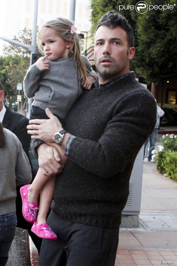 Ben Affleck, vrai papa poule pour sa fille Violet. Brentwood, le 13 octobre 2012.
