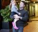 Moment de complicité père fille. Violet ne quitte pas les bars de son papa Ben Affleck. Brentwood, le 13 octobre 2012.