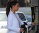 Kim Kardashian, sur son 31 pour faire le plein de sa Rolls-Royce dans une station essence à Miami. Le 15 octobre 2012.