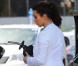 Kim Kardashian fait le plein de sa Rolls-Royce noire dans une station essence à Miami. Le 15 octobre 2012.