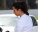 Kim Kardashian fait le plein de sa Rolls-Royce noire dans une station essence à Miami. Le 15 octobre 2012.