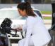 Kim Kardashian fait le plein de sa Rolls-Royce noire dans une station essence à Miami. Le 15 octobre 2012.