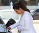 Kim Kardashian fait le plein de sa Rolls-Royce noire dans une station essence à Miami. Le 15 octobre 2012.