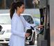 Kim Kardashian fait le plein de sa Rolls-Royce noire dans une station essence à Miami. Le 15 octobre 2012.