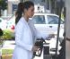 Kim Kardashian fait le plein de sa Rolls-Royce noire dans une station essence à Miami. Le 15 octobre 2012.