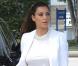 Kim Kardashian fait le plein de sa Rolls-Royce noire dans une station essence à Miami. Le 15 octobre 2012.