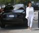 Kim Kardashian fait le plein de sa voiture avec style à Miami. Le 15 octobre 2012.