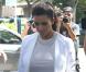 Kim Kardashian fait le plein de sa voiture avec style à Miami. Le 15 octobre 2012.