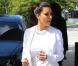 Kim Kardashian fait le plein de sa voiture avec style à Miami. Le 15 octobre 2012.