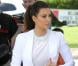 Kim Kardashian, une pompiste ultra stylée tout en blanc pour sa Rolls-Royce noire à Miami. Le 15 octobre 2012.