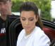 Kim Kardashian, une pompiste ultra stylée tout en blanc pour sa Rolls-Royce noire à Miami. Le 15 octobre 2012.