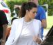 Kim Kardashian, une pompiste ultra stylée tout en blanc pour sa Rolls-Royce noire à Miami. Le 15 octobre 2012.