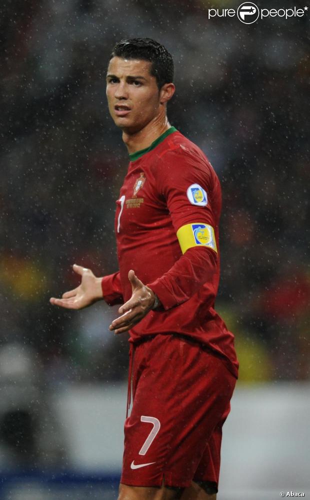 Cristiano Ronaldo désarmé lors de sa centième sélection avec le Portugal lors du match face à l'Irlande du Nord le mardi 16 octobre 2012 à Porto (1-1) dans le cadre des qualifications à la coupe du monde 2014 au Brésil