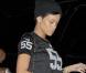 Rihanna, en maillot de foot, jogging et baskets, quitte en pleine nuit un studio d'enregistrement. Los Angeles, le 17 octobre 2012.