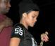 Rihanna, en maillot de foot, jogging et baskets, quitte un studio d'enregistrement à Los Angeles. Le 17 octobre 2012.