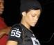 Rihanna, en maillot de foot, jogging et baskets, quitte un studio d'enregistrement à Los Angeles. Le 17 octobre 2012.