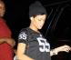 Rihanna, en maillot de foot, jogging et baskets, quitte un studio d'enregistrement à Los Angeles. Le 17 octobre 2012.