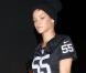 Rihanna, en maillot de foot, jogging et baskets, arrive en studio d'enregistrement à Los Angeles. Le 17 octobre 2012.
