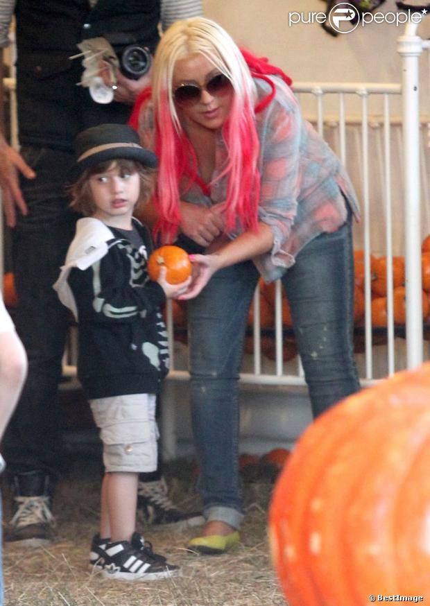 Christina Aguilera et son fils Max préparent Halloween à Los Angeles, le 14 octobre 2012.