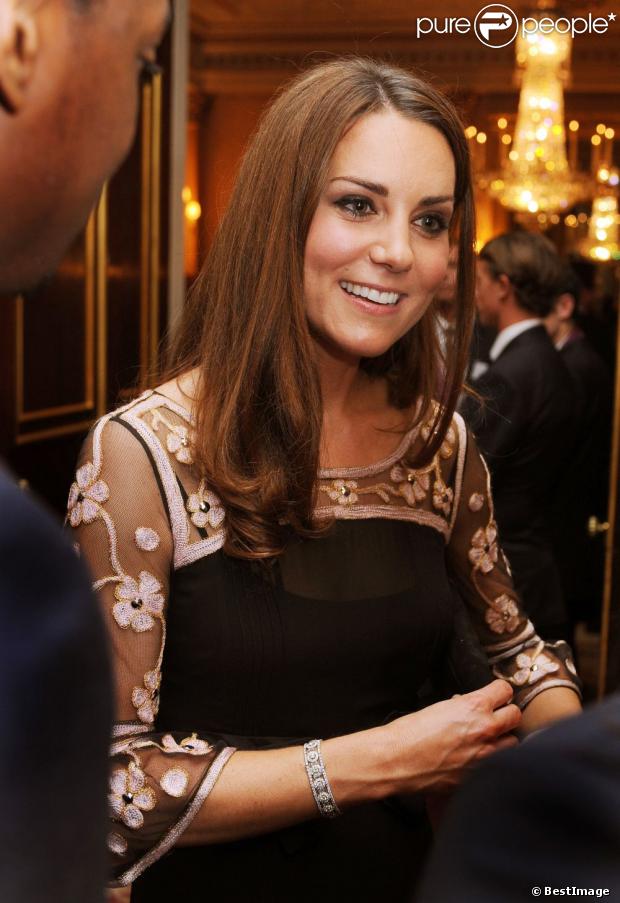 Kate Middleton rayonnante lors d'une réception donnée à Buckingham Palace le 23 octobre 2012 en l'honneur des médaillés olympiques et paralympiques des Jeux olympiques de Londres