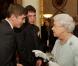 La reine Elizabeth II et Luke Campbell lors d'une réception donnée à Buckingham Palace le 23 octobre 2012 en l'honneur des médaillés olympiques et paralympiques des Jeux olympiques de Londres