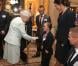La reine Elizabeth II d'Angleterre félicite Eleanor Simmonds lors d'une réception donnée à Buckingham Palace le 23 octobre 2012 en l'honneur des médaillés olympiques et paralympiques des Jeux olympiques de Londres