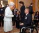 La reine Elizabeth II d'Angleterre et David Weir lors d'une réception donnée à Buckingham Palace le 23 octobre 2012 en l'honneur des médaillés olympiques et paralympiques des Jeux olympiques de Londres