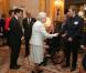 Elizabeth II d'Angleterre et Jason Kenny lors d'une réception donnée à Buckingham Palace le 23 octobre 2012 en l'honneur des médaillés olympiques et paralympiques des Jeux olympiques de Londres