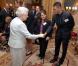 La reine Elizabeth II d'Angleterre et Anthony Ogogo lors d'une réception donnée à Buckingham Palace le 23 octobre 2012 en l'honneur des médaillés olympiques et paralympiques des Jeux olympiques de Londres