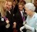 Elizabeth II lors d'une réception donnée à Buckingham Palace le 23 octobre 2012 en l'honneur des médaillés olympiques et paralympiques des Jeux olympiques de Londres