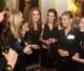 La duchesse de Cambridge en compagnie des filles de l'équipe de hockey lors d'une réception donnée à Buckingham Palace le 23 octobre 2012 en l'honneur des médaillés olympiques et paralympiques des Jeux olympiques de Londres