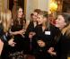 Kate Middleton très complice avec les filles de l'équipe de hockey lors d'une réception donnée à Buckingham Palace le 23 octobre 2012 en l'honneur des médaillés olympiques et paralympiques des Jeux olympiques de Londres