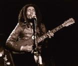 Le chanteur et musicien Bob Marley en concert.
