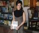 Pippa Middleton en Stella McCartney lors du lancement de son livre  Celebrate: A Year Of Festivities for Family and Friends  chez Daunt Books dans Fulham à Londres le 25 octobre 2012.