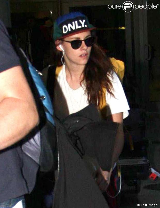 Kristen Stewart et Robert Pattinson sortent séparément de l'aéroport de Los Angeles le 25 octobre 2012. K-Stew venait du Japon et R-Patz d'Australie