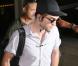 Kristen Stewart et Robert Pattinson sortent séparément de l'aéroport de Los Angeles le 25 octobre 2012. K-Stew venait du Japon et R-Patz d'Australie et tous deux portent une casquette
