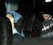 Robert Pattinson et Kristen Stewart se cachent lorsqu'ils sortent ensemble de la fête d'anniversaire de leur amie Katy Perry à Los Angeles le 25 octobre 2012