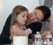 Jennifer Garner aide sa fille à faire un gâteau dans un atelier de confection de pâtisseries le 28 octobre 2012.