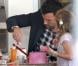 Ben Affleck apporte la touche finale au gâteau rose de sa fille dans un atelier de confection de pâtisseries le 28 octobre 2012.