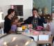 Jennifer Garner et Ben Affleck font une pause café pendant que leurs filles réalisent des gâteaux dans un atelier de confection de pâtisseries, le 28 octobre 2012.