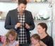 Jennifer Garner, Ben Affleck et leurs deux filles dans un atelier de confection de pâtisseries le 28 octobre 2012.