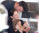Ben Affleck embrasse tendrement Jennifer Garner. La famille a passé la journée dans un atelier de confection de pâtisseries à West Hollywood, le 28 octobre 2012.