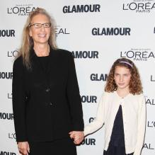 <p>Annie Leibovitz, honorée durant les Glamour Women Of The Year Awards, assiste à l'événement avec une de ses filles. New York, le 12 novembre 2012.</p>