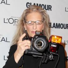 Annie Leibovitz, appareil photo en main sur le tapis rouge du Carnegie Hall lors des Glamour Women of the Year Awards. New York, le 12 novembre 2012.