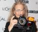 Annie Leibovitz, appareil photo en main sur le tapis rouge du Carnegie Hall lors des Glamour Women of the Year Awards. New York, le 12 novembre 2012.