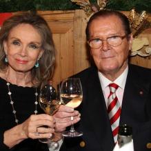 Sir Roger Moore et sa femme Kristina Tholstrup au marché de Noël de Gut Aiderbichl près de Salzbourg le 15 novembre 2012.
